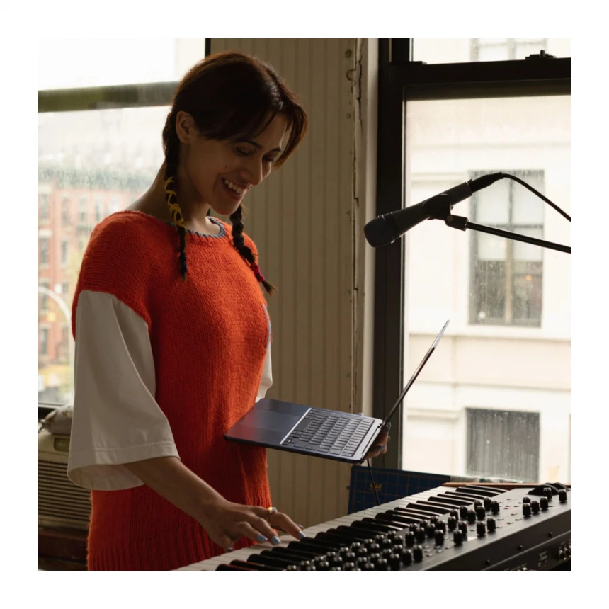 13-inčni MacBook Air M2 sa 8‑jezgarnim CPU-om, 8‑jezgarnim GPU-om, 16GB objedinjene memorije i 256GB SSD-om - Starlight (Copy)